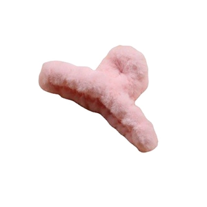 Pince à cheveux rose en peluche pour femme, accessoire d'hiver élégant sur fond blanc