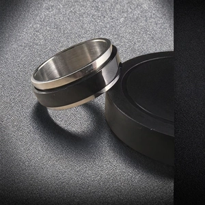 Nahaufnahme eines drehbaren Rings aus Titanstahl mit schwarz-silberner Metalloberfläche