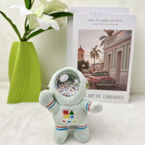 Schattige lichtgroene pluche astronaut sleutelhanger met kleurrijke kralen in de helm