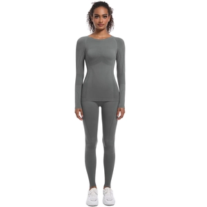 Set yoga grigio senza cuciture con maglia a compressione a maniche lunghe e leggings