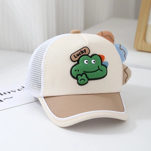 Detail der Baby-Trucker-Mütze mit atmungsaktivem Mesh und süßer Lucky-Stickerei