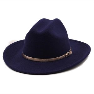 Détail d'un chapeau fedora en feutre bleu foncé avec ruban doré et boucle en métal