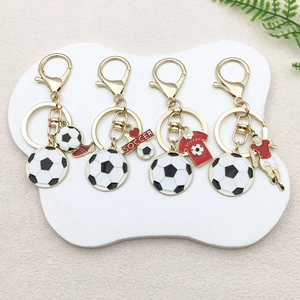 Detail von Fußball Schlüsselanhängern mit Goldkarabinern und Emaille Anhängern