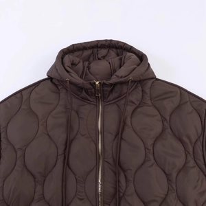 Veste matelassée marron pour femme avec capuche, taille ajustée et zip doré élégant