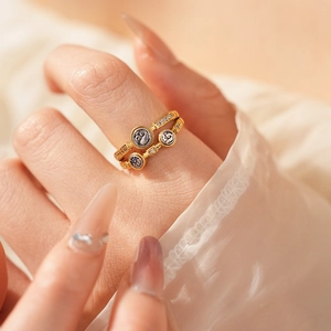 Vue détaillée de bagues vintage dorées avec relief de pièces et accents de zircon pavé