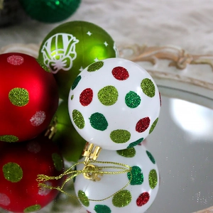 Set mit 40 dekorativen 6 cm Weihnachtskugeln mit festlichen Mustern in Rot und Grün