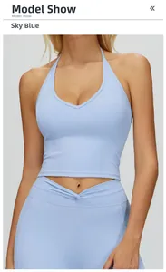 Détail du haut de yoga licou bleu ciel et legging à taille en V au fini mat
