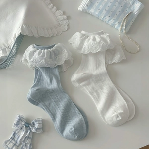 Chaussettes élégantes en coton avec bordure en dentelle blanche et bleu clair