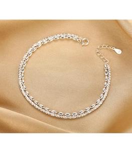 Detail eines S925 Sterlingsilber Doppelarmbands mit Olivenperlen und Sternenkette-Design