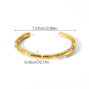 Dettaglio del bracciale rigido in acciaio inossidabile dorato 18k con perle e misure