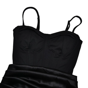Détails du haut style corset structuré et des fines bretelles de la robe noire