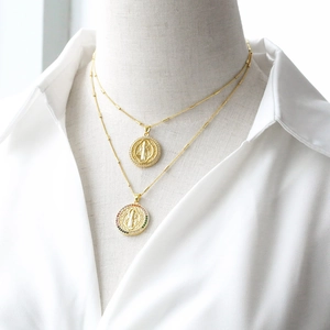 Collier double rang en or avec médailles Saint-Benoît et zircons multicolores