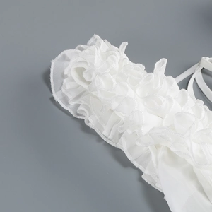 Detailaufnahme von weißem Chiffon mit Rüschen, Faltenkante und elegantem Bindeband