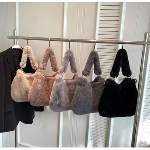 Détail de cinq sacs à bandoulière en peluche en beige, café et nuances de gris
