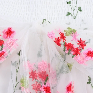 Robe en tulle brodé de fleurs rouges avec détail de taille élastique froncée