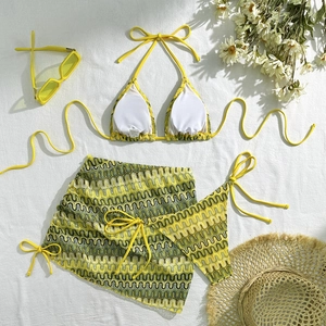 Détail à plat d'un bikini trois pièces à motif ondulé jaune et vert avec paréo assorti