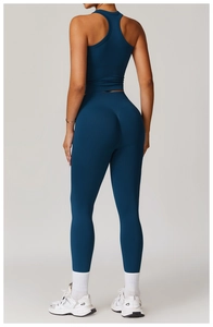 Vue arrière du haut de sport à dos nageur sans couture bleu foncé et du legging taille haute