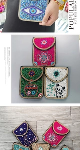 Vue détaillée de mini sacs perlés faits main avec motifs œil protecteur et panda