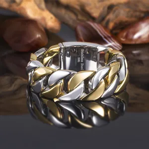 Vista dettagliata del bracciale a catena cubana bicolore da 26mm in oro e argento