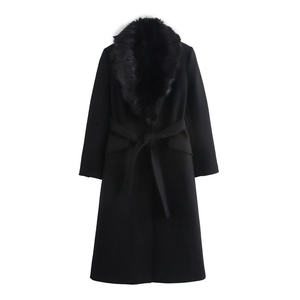 Manteau long noir élégant avec col en fourrure et ceinture assortie