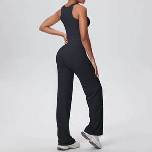 Vista posteriore del set canotta e pantaloni yoga neri a vita alta a gamba larga