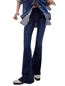 Jean évasé bleu foncé pour femmes avec une coupe élégante à taille haute en denim classique