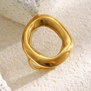Bague en acier inoxydable plaqué or 18 carats avec design géométrique et ondulé