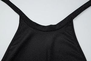 Détail du décolleté dos nu noir avec tissu scintillant et coutures de haute qualité