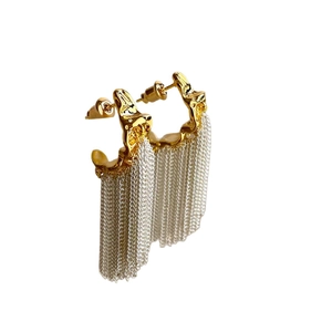 Orecchini bicolore a forma di C texture lava con catene a nappa argento stile retro
