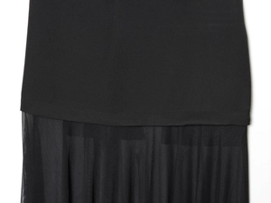 Nahaufnahme des schwarzen Kleides mit Mesh-Patchwork und plissierter Faserstruktur