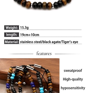 Dettaglio del bracciale con occhio di tigre e onice e catena in acciaio inossidabile