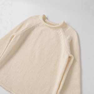 Übergroßer cremefarbener Grobstrickpullover mit Rundhalsausschnitt in flacher Liegeansicht