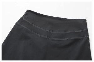 Gros plan détaillé d'un short de yoga gris foncé à taille haute avec coutures plates renforcées