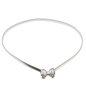 Détail de la ceinture élastique argentée avec une boucle en nœud ornée de strass brillants