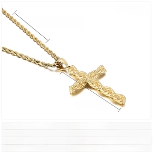 Details eines 54x33mm goldenen Edelstahl-Kreuzanhängers mit einer 660mm langen Kordelkette