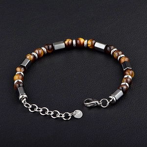 Détail d'un bracelet en perles d'œil de tigre et fermoir mousqueton en acier inoxydable