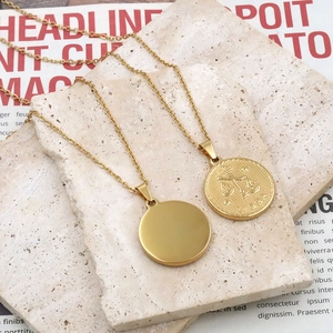 Collier avec pendentif signe Balance plaqué or 18k au design minimaliste de pièce ronde