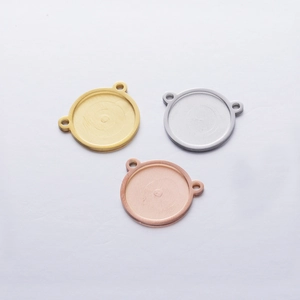 Close-up of circular stainless steel jewelry bases in gold, silver, and rose gold finishes