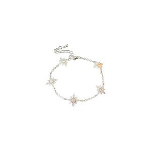 Bracelet étoile minimaliste en argent avec zircons et chaîne ajustable sur fond blanc