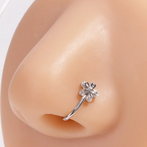 Gros plan d'un clip de nez fleur en argent avec zircons, sans perçage sur un modèle