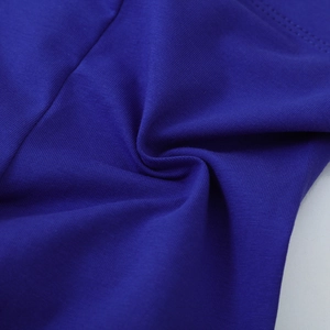 Gros plan détaillé du tissu en coton bleu montrant la double couture et la texture douce