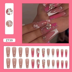 Faux ongles longs ballerine dégradé rose avec papillons 3D blancs et strass brillants