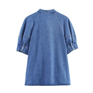 Rückansicht eines blauen Denim-Kurzarmhemdes mit Raglanärmeln und Knopfleiste am Ärmel