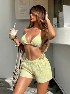 Set bikini tre pezzi giallo chiaro con tessuto strutturato e pantaloncini a vita alta