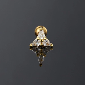 Detail von drei Zirkonia im Marquise-Schliff auf einem goldfarbenen Ohrstecker mit Schraubverschluss