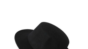 Primo piano dettagliato che mostra la trama del feltro nero su un cappello jazz vintage