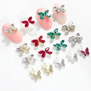 Primer plano de dijes de mariposa de cristal K9 3D para uñas en varios colores