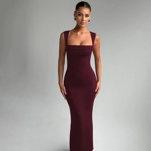 Détail d'une robe longue bordeaux sans manches à col carré et coupe ajustée élégante