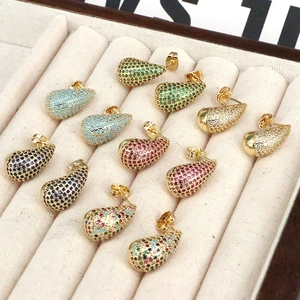 Élégantes boucles d'oreilles gouttes avec zircons colorés dans un écrin en velours