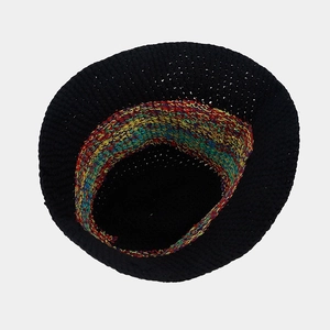 Détail du chapeau bob fait main au crochet avec doublure intérieure arc-en-ciel colorée